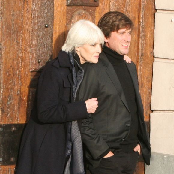 Mais ils ont déjà une idée précise de ce qu'ils veulent pour elle : "Elle sera enterrée au cimetière de Monticello, en Haute-Corse, où elle verra la mer d’un côté et la maison qu’elle a fait construire en 1967 de l’autre. Nous avons trouvé l’endroit mais il nous faut encore choisir l’architecture d’un petit caveau où déposer ses cendres"

Exclusif - Françoise Hardy et son fils Thomas Dutronc se baladent le long des quais de l’Île Saint-Louis à Paris, France, le 2 novembre 2016. Françoise Hardy se dévoile dans "Un cadeau du ciel", son dernier livre aux Éditions des Équateur dans lequel elle revient sur son hospitalisation en mars dernier (15) pour son lymphome, en librairie, le 3 novembre.  AGENCE / BESTIMAGE