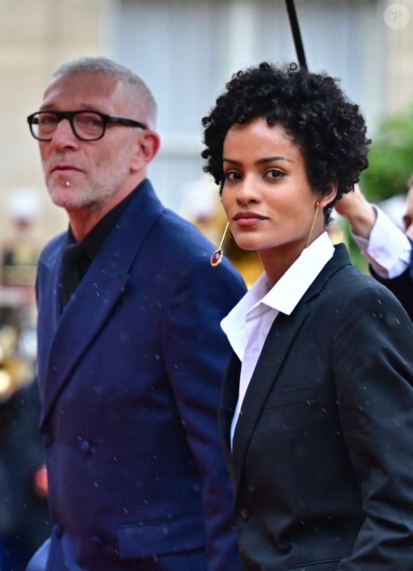 Un bébé prénommé Caetano, qui vient sceller d'autant plus l'amour qu'il partage avec le mannequin brésilien Narah Baptista. 

Vincent Cassel et sa compagne Narah Baptista - Arrivées des personnalités au dîner d’État en l’honneur du président brésilien et de sa femme au palais présidentiel de l’Élysée à Paris le 5 juin 2025.

© Christian Liewig / Bestimage