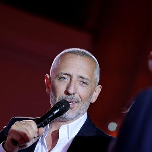 Gad Elmaleh lors de la soirée de gala "Heroes for Imagine" qui a permis de récolter dix millions d'euros au profit de la recherche contre les maladies génétiques à Paris le 23 septembre 2024.
Depuis sa création en 2015, ce gala organisé tous les deux ans au cœur de l’Institut, propose à la vente des œuvres et des moments d’exception uniques pour soutenir les chercheurs et médecins de l’Institut Imagine, qui œuvrent au quotidien pour comprendre et guérir les maladies génétiques.
Cette vente caritative est fondamentale pour l’avenir d’Imagine. Elle permet d’accélérer ses grands projets stratégiques, de conforter son attractivité, et de répondre aux besoins de la recherche en termes d’équipements et de technologies de pointe, comme en recrutement de talents.

© Dominique Jacovides / Bestimage