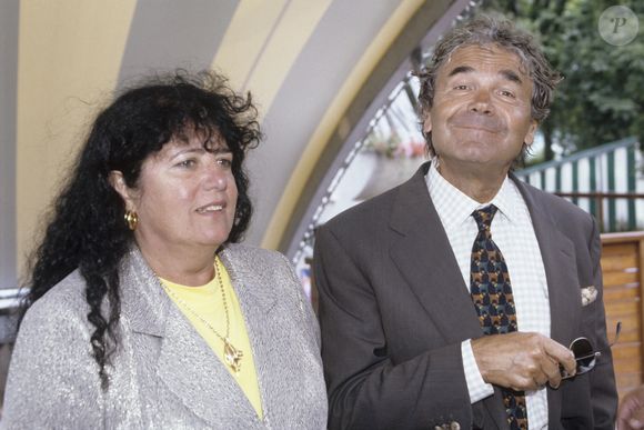 Archives - En France, à Paris, Pierre Perret et sa femme Rebecca à Roland Garros 1998. ©  Michel CROIZARD via Bestimage