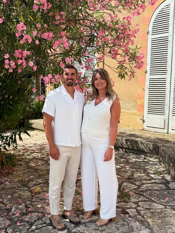 C’est au sud de la France, plus précisément au château de Fajac-la-Rélenque, à Marquein, sur les collines de la "Petite Toscane française", en Haute-Garonne, qu'ils ont pu se dire "oui".

Thomas Ramos et son épouse Sophie © Instagram