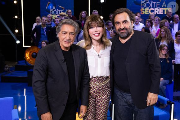 Exclusif - Frédéric François, André Manoukian, Isabelle Morizet (Karen Cheryl) en backstage de l'enregistrement de l'émission "La Boîte à secrets", présentée par F.Bollaert et diffusée le 16 janvier 2026 sur France 3, dans les studios du Lendit à Saint-Denis, France, le 16 décembre 2025. © Cyril Moreau/Bestimage