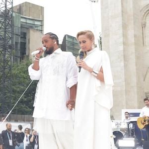 Lara Fabian et Slimane, une belle complicité artistique née de leur admiration mutuelle et de leur passion commune pour la musique.

Slimane, Lara Fabian lors du dernier relais de La Flamme Olympiques avant la cérémonie d'ouverture des Jeux Olympiques (JO) de Paris à Saint-Denis, Seine Saint-Denis, France. © Melloul-Tribeca/Bestimage