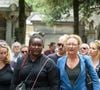 Très émue, la comédienne est apparue vêtue d’un tailleur bleu et entourée de sa famille et de ses amis. 

Catherine Frot aux obsèques de Dominique Frot au cimetière du Père Lachaise à Paris, France, le 21 août 2026. © enis Guignebourg/Bestimage
