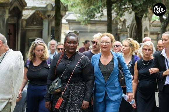Très émue, la comédienne est apparue vêtue d’un tailleur bleu et entourée de sa famille et de ses amis. 

Catherine Frot aux obsèques de Dominique Frot au cimetière du Père Lachaise à Paris, France, le 21 août 2026. © enis Guignebourg/Bestimage