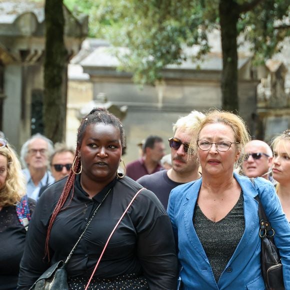 Très émue, la comédienne est apparue vêtue d’un tailleur bleu et entourée de sa famille et de ses amis. 

Catherine Frot aux obsèques de Dominique Frot au cimetière du Père Lachaise à Paris, France, le 21 août 2026. © enis Guignebourg/Bestimage