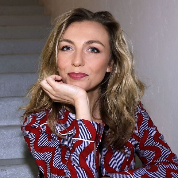 Amélie Etasse qui fête ce jour son 41ème anniversaire a fondé une famille avec un homme plus jeune qu'elle dans la vraie vie.

Exclusif - Rendez-vous photo avec Amélie Etasse à Paris le 11 mars 2020. © Cedric Perrin / Bestimage