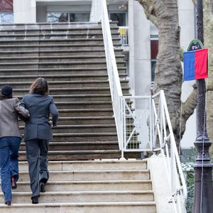 Lou Doillon et Charlotte Gainsbourg - Inauguration de la passerelle Jane Birkin devant les 41-43 quai de Valmy à Paris le 13 décembre 2025.
© Cyril Moreau / Bestimage