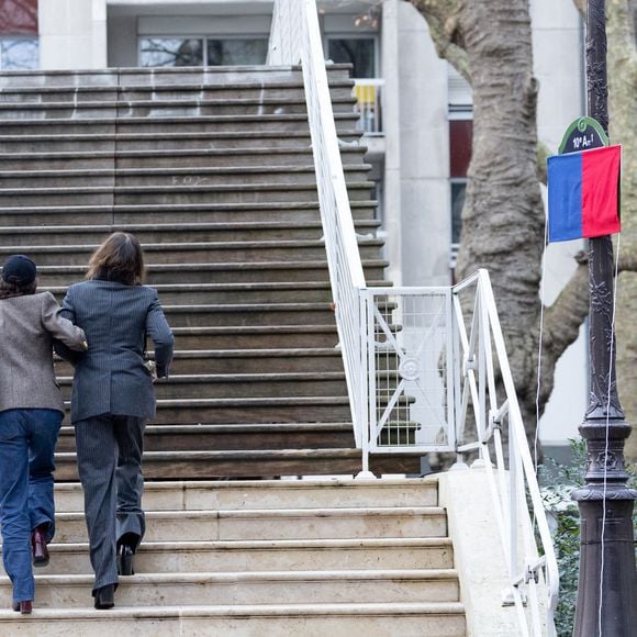 Lou Doillon et Charlotte Gainsbourg - Inauguration de la passerelle Jane Birkin devant les 41-43 quai de Valmy à Paris le 13 décembre 2025.
© Cyril Moreau / Bestimage