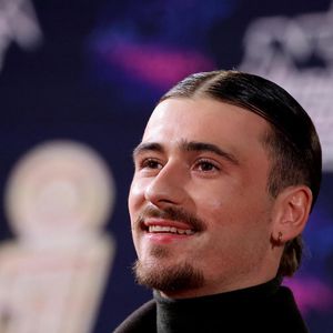 Le jeune homme se consacre aux préparatifs de son spectacle.

Pierre Garnier au photocall de la 27ème édition des NRJ Music Awards au palais des Festivals de Cannes, France, le 31 octobre 2025. © Dominique Jacovides/Bestimage