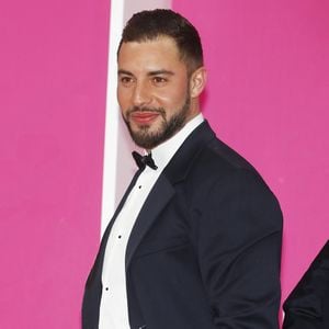 En 2023, il y a deux ans, un autre acteur de la série Plus belle la vie était retrouvé mort dans une maison inhabitée de la commune de Corcelles-en-Beaujolais dans le département du Rhône. Il avait 34 ans.

Marwan Berreni lors du photocall de "Plus Belle La Vie" lors du festival Cannes Series 2022. Cannes le 23 avril 2022.
© Denis Guignebourg/Bestimage