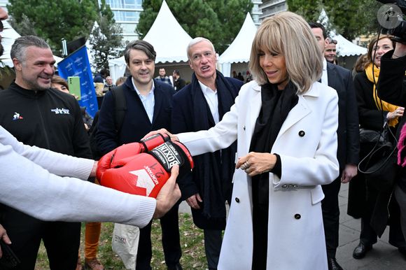 Clôture de l'opération de collecte de fonds "Pièces Jaunes", destinée à améliorer la vie des enfants hospitalisés, au Jardin Albert 1er, à Nice, France, le 7 février  2025, en présence de la Première dame française, Brigitte Macron, la présidente de la Fondation Hôpitaux de Paris-Hôpitaux de France, du sélectionneur de l'équipe de France de football, Didier Deschamps le parrain de l'opération Pièces Jaunes, de Christian Estrosi, le maire de Nice, sa femme, Laura Tenoudji Estrosi, d'Anne Barrère, la vice-présidente de la Fondation Hôpitaux de Paris-Hôpitaux de France, Philippe Wahl, le président-directeur général du Groupe La Poste, de José Cobos, ancien capitaine de l'OGC Nice et conseiller municipal de la ville de Nice délégué à l'évènementiel sportif, et du compositeur du morceau caritatif "Les P'tits Soleils", l'hymne des Pièces Jaunes, John Mamann. Ce titre a été chanté sur la scène par Eugie, Sab, Julien Esmée, Vernis Rouge... et les personnalités. Mme Macron et Didier Deschamps ont fait, comme à leur habitude, le tour des diffèrents stands des associations et des partenaires, comme Carrefour, la Fondrtion Lenval, le CHU, la Poste et la Banque de France où ils ont fait la pesée des pièces jaunes... mais l'arrêt le plus surprenant fut sur le stand du Nice Azur Boxe où le coach des Bleus et Mme Macron n'ont pas hésité à mettre les gants pour quelques échanges avec les boxeurs présents.  © Bruno Bebert/Bestimage