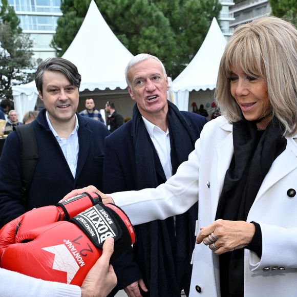 Clôture de l'opération de collecte de fonds "Pièces Jaunes", destinée à améliorer la vie des enfants hospitalisés, au Jardin Albert 1er, à Nice, France, le 7 février  2025, en présence de la Première dame française, Brigitte Macron, la présidente de la Fondation Hôpitaux de Paris-Hôpitaux de France, du sélectionneur de l'équipe de France de football, Didier Deschamps le parrain de l'opération Pièces Jaunes, de Christian Estrosi, le maire de Nice, sa femme, Laura Tenoudji Estrosi, d'Anne Barrère, la vice-présidente de la Fondation Hôpitaux de Paris-Hôpitaux de France, Philippe Wahl, le président-directeur général du Groupe La Poste, de José Cobos, ancien capitaine de l'OGC Nice et conseiller municipal de la ville de Nice délégué à l'évènementiel sportif, et du compositeur du morceau caritatif "Les P'tits Soleils", l'hymne des Pièces Jaunes, John Mamann. Ce titre a été chanté sur la scène par Eugie, Sab, Julien Esmée, Vernis Rouge... et les personnalités. Mme Macron et Didier Deschamps ont fait, comme à leur habitude, le tour des diffèrents stands des associations et des partenaires, comme Carrefour, la Fondrtion Lenval, le CHU, la Poste et la Banque de France où ils ont fait la pesée des pièces jaunes... mais l'arrêt le plus surprenant fut sur le stand du Nice Azur Boxe où le coach des Bleus et Mme Macron n'ont pas hésité à mettre les gants pour quelques échanges avec les boxeurs présents.  © Bruno Bebert/Bestimage