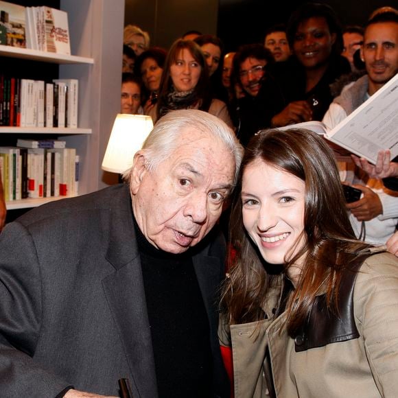 Michel Galabru et sa petite fille Sophie Galabru à la 33eme édition du Salon du Livre de la porte de Versailles a Paris le 24 mars 2013. CEDRIC PERRIN / BESTIMAGE