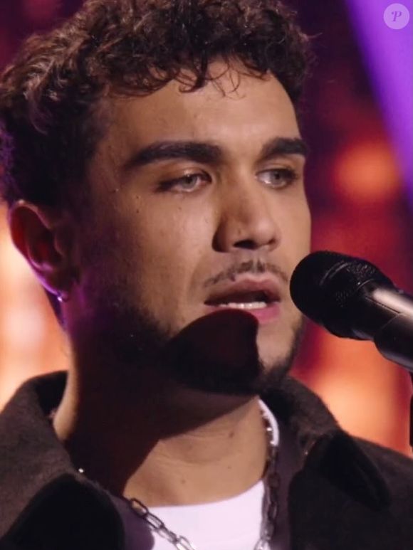 Un moment fort pour Laurent Traversa, qui avait confié que cette chanson était la préférée de sa mère.

Laurent Traversa dans "The Voice"  TF1