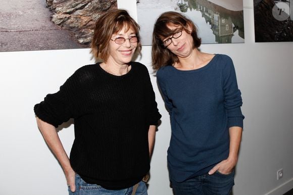 Elle a aussi glissé un hommage à sa mère Jane Birkin.

La photographe Kate Barry, fille de l'actrice et chanteuse Jane Birkin, est décédée aujourd'hui, 11 décembre 2013, vers 18h30 après avoir chuté du quatrième étage de son appartement parisien. Kate Barry était la fille de Jane Birkin et du compositeur britannique John Barry, notamment connu pour avoir écrit la bande originale de nombreux James Bond, décédé en 2011. Elle était la demi-sœur des actrices Charlotte Gainsbourg et Lou Doillon. Photo by Audrey Poree/ABACAPRESS.COM