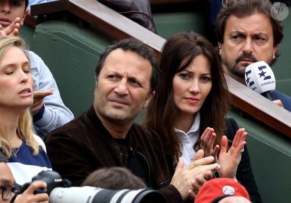 Arthur (Jacques Essebag) et sa compagne Mareva Galanter dans les tribunes de la finale homme des internationaux de France de Roland Garros à Paris le 5 juin 2016. © Moreau-Jacovides / Bestimage