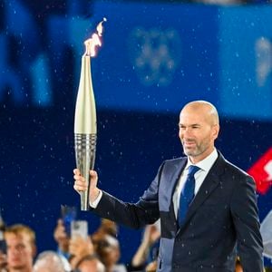 Zidane est parrain de l'association depuis plus de 25 ans.

Zinédine Zidane lors de la cérémonie d’ouverture des Jeux olympiques de Paris 2024, le 26 juillet 2024 à Paris. L’ancien capitaine des Bleus participe au lancement des festivités organisées au cœur de la capitale, le long de la Seine.
© Photo News / Panoramic / Bestimage.