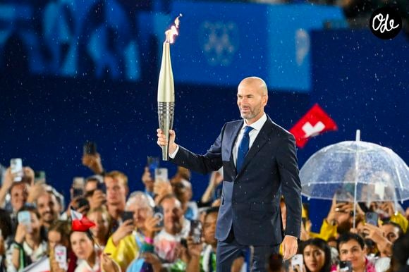 Zidane est parrain de l'association depuis plus de 25 ans.

Zinédine Zidane lors de la cérémonie d’ouverture des Jeux olympiques de Paris 2024, le 26 juillet 2024 à Paris. L’ancien capitaine des Bleus participe au lancement des festivités organisées au cœur de la capitale, le long de la Seine.
© Photo News / Panoramic / Bestimage.