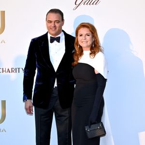 Milutin Gatsby et Sarah Ferguson, duchesse d’York - Photocall du dîner de charité "Knights of Charity" au Château de la Croix des Gardes à Cannes le 22 juillet 2024. © Bruno Bebert/Bestimage