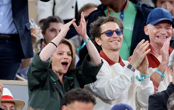 Mélanie Thierry et son compagnon le chanteur Raphaël dans les tribunes lors des Internationaux de France de Tennis de Roland Garros 2025, à Paris, France, le 4 juin 2025. © Jacovides-Moreau/Bestimage
