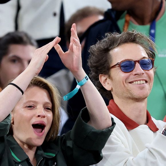 Mélanie Thierry et son compagnon le chanteur Raphaël dans les tribunes lors des Internationaux de France de Tennis de Roland Garros 2025, à Paris, France, le 4 juin 2025. © Jacovides-Moreau/Bestimage