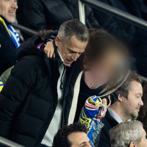 Guillaume Canet et ses enfants Marcel et Louise dans les tribunes du match de qualification de la Coupe du monde 2026 entre la France contre l'Ukraine (4-0) au Parc des Princes à Paris le 13 novembre 2025. © Cyril moreau/Bestimage