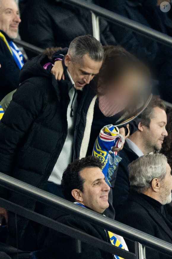 Guillaume Canet et ses enfants Marcel et Louise dans les tribunes du match de qualification de la Coupe du monde 2026 entre la France contre l'Ukraine (4-0) au Parc des Princes à Paris le 13 novembre 2025. © Cyril moreau/Bestimage