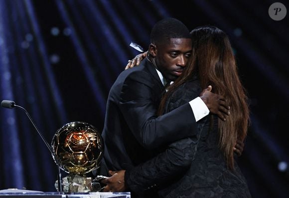 Le joueur français du Paris Saint-Germain, Ousmane Dembele (G), serre sa mère dans ses bras après avoir remporté le Ballon d'Or masculin lors de la cérémonie de remise du Ballon d'Or France Football 2025 au Théâtre du Chatelet à Paris, France, le 22 septembre 2025. Photo de Gao Jing/Xinhua/ABACAPRESS.COM