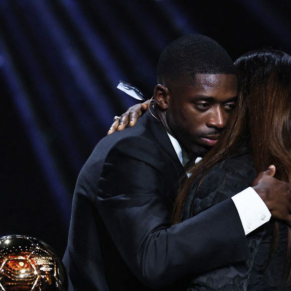 Le joueur français du Paris Saint-Germain, Ousmane Dembele (G), serre sa mère dans ses bras après avoir remporté le Ballon d'Or masculin lors de la cérémonie de remise du Ballon d'Or France Football 2025 au Théâtre du Chatelet à Paris, France, le 22 septembre 2025. Photo de Gao Jing/Xinhua/ABACAPRESS.COM