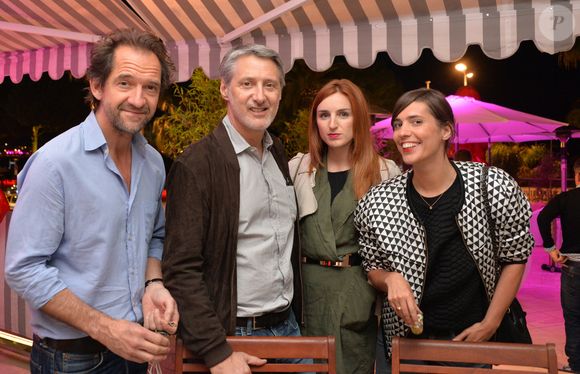 Stéphane De Groodt, Antoine de Caunes, Alison Wheeler et Mathilde Serrell lors du dîner de l'équipe du "Grand Journal" de Canal Plus à la suite Sandra and Co au 63 la Croisette, à l'occasion du 68ème festival international du film de Cannes, le 12 mai 2015.

VEEREN / BESTIMAGE