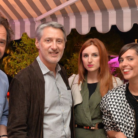 Stéphane De Groodt, Antoine de Caunes, Alison Wheeler et Mathilde Serrell lors du dîner de l'équipe du "Grand Journal" de Canal Plus à la suite Sandra and Co au 63 la Croisette, à l'occasion du 68ème festival international du film de Cannes, le 12 mai 2015.

VEEREN / BESTIMAGE