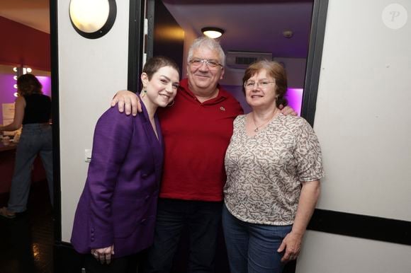 Exclusif - Emilie Dequenne et ses parents - Backstage - Soirée de gala "Tous les talents chantent contre le cancer" pour l'association "Tout le monde contre le cancer" à l'Olympia à Paris. Le 20 juin 2024
© Jack Tribeca / Bestimage