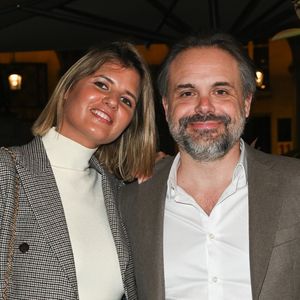 Exclusif - Romain Sardou et sa compagne Kym Thiriot-  Cérémonie de remise du prix Raymond Devos au théâtre Edouard VII à Paris cadre de la 28ème édition de la semaine de la Langue Française et de la Francophonie le 20 mars 2023. Le théâtre a rendu hommage à R. Devos avec le spectacle "Il a de la côte Devos!" mis en scène par D. Benoin.
A. Lutz et M. Robin héritiers de l'artiste, salués pour leur maitrise de la langue et leur manière de jouer, ont reçus leurs prix. © Coadic Guirec - Cyril Bruneau / Bestimage