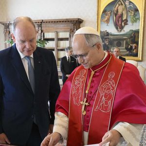 Le pape Léon XIV reçoit le prince Albert II de Monaco en audience pour parler de la paix, l'environnement et l'aide humanitaire, au palais apostolique au Vatican, le 17 janvier 2026. © Zuma Press/Bestimage