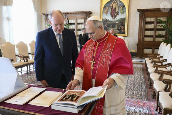 Le pape Léon XIV reçoit le prince Albert II de Monaco en audience pour parler de la paix, l'environnement et l'aide humanitaire, au palais apostolique au Vatican, le 17 janvier 2026. © Zuma Press/Bestimage