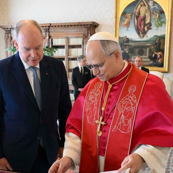 Le pape Léon XIV reçoit le prince Albert II de Monaco en audience pour parler de la paix, l'environnement et l'aide humanitaire, au palais apostolique au Vatican, le 17 janvier 2026. © Zuma Press/Bestimage