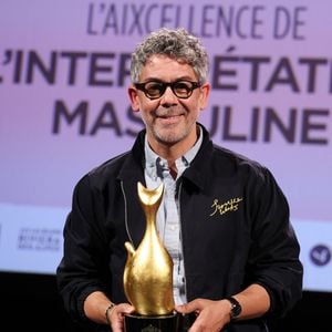 Exclusif - Manu Payet reçoit le prix Aixcellence de l'interprétation masculine pour 'Deviens genial' lors de la cérémonie de clôture de la 5ème édition du Festival du Cinéma Français & Gastronomie (7ème art et gastronomie), à à Aix-les-Bains, France, le 6 juin 2026. © Denis Guignebourg/Bestimage