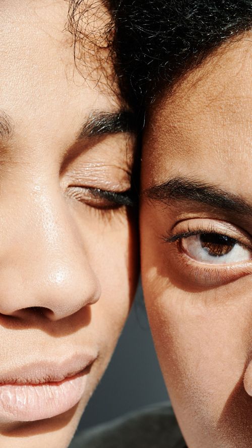 Peau déshydratée ou peau sèche : comment faire la différence en été ?