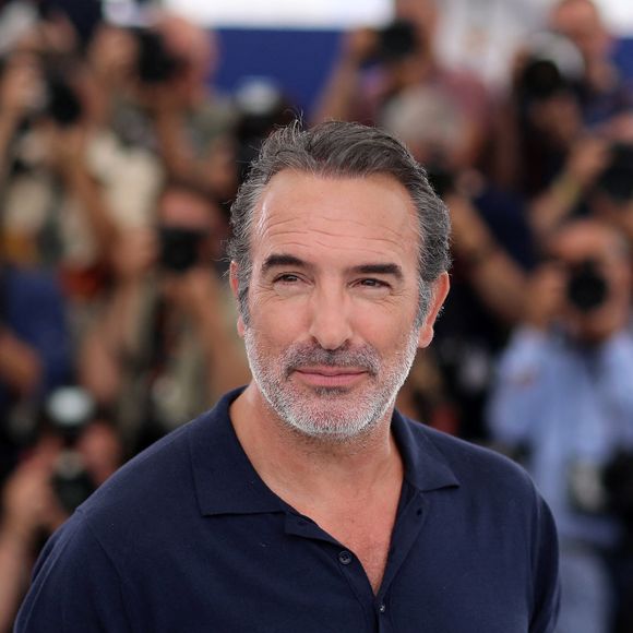 Tous deux voient dans la randonnée une façon de se déconnecter du quotidien et de vivre des expériences humaines authentiques.

Jean Dujardin au photocall du film "Novembre" lors du 75ème Festival International du Film de Cannes, France, le 23 mai 2022. © Dominique Jacovides/Bestimage