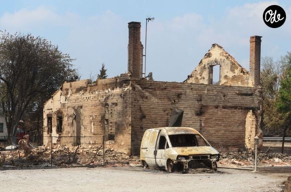 Une créatrice de contenu sur Instagram a partagé la perte douloureuse de sa maison de famille dévorée par les flammes.

Une des nombreuses maisons détruites entre Blagon et Lanton sur la route du Cap-Ferret en Gironde le 26 juillet 2026. 

© Jean-Marc Lhomer/Bestimage