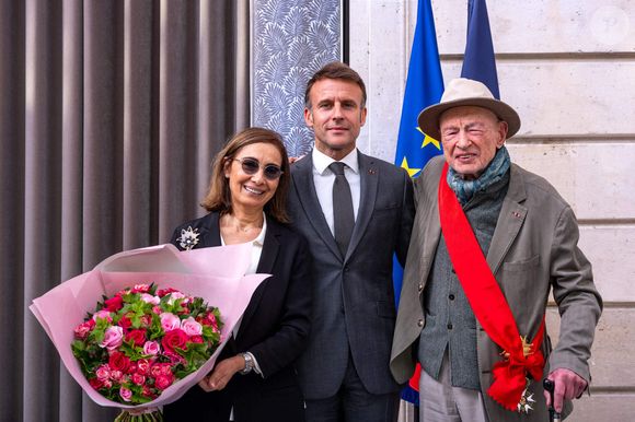 Sabah Abouessalam, le président français Emmanuel Macron et Edgar Morin assistent à la cérémonie au cours de laquelle Edgar Morin a reçu la 'Grande Croix de la Légion d'Honneur' et célèbre son 103e anniversaire, au Palais de l'Elysée, à Paris, France, le 8 juillet 2024. 

Photo par Balkis Press/ABACAPRESS.COM