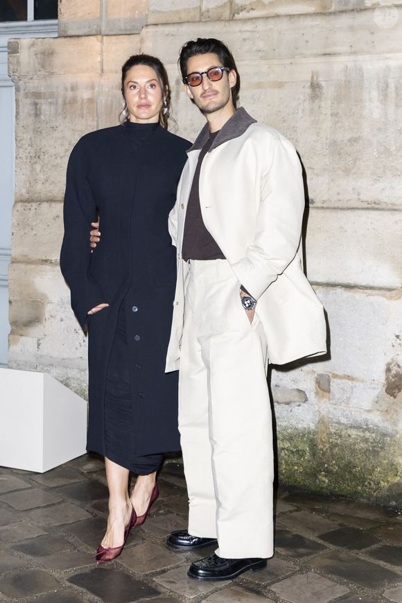 Natasha Andrews, Pierre Niney - Photocall du Défilé de mode Jacquemus Collection Hommes Automne Hiver Printemps-Été dans le cadre de la Fashion Week de Paris, France, le 25 janvier 2026.
 
© Olivier Borde / Bestimage