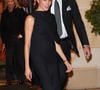 Plus tard dans la soirée, la duchesse a surpris les photographes avec une tenue noire sophistiquée, toute en sobriété, qui rappelait son style intemporel...

Paris, FRANCE  Meghan Markle, la duchesse de Sussex, a été aperçue quittant l'Hôtel Plaza Athénée à Paris, resplendissante dans une élégante robe noire. Backgrid USA / Bestimage