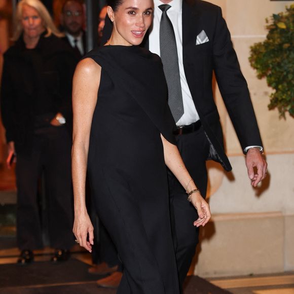 Plus tard dans la soirée, la duchesse a surpris les photographes avec une tenue noire sophistiquée, toute en sobriété, qui rappelait son style intemporel...

Paris, FRANCE  Meghan Markle, la duchesse de Sussex, a été aperçue quittant l'Hôtel Plaza Athénée à Paris, resplendissante dans une élégante robe noire. Backgrid USA / Bestimage
