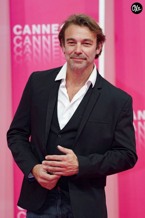 Il doit réaliser une cascade comprenant un passage en hélicoptère, 50 mètres de nage et une montée à la force des bras.

 Patrick Puydebat au photocall de la seconde soirée du festival Canneseries saison 3 au Palais des Festivals à Cannes, le 10 octobre 2020. Canneseries se déroule du 9 au 14 octobre avec des mesures sanitaires importantes dues au COVID-19. © Norbert Scanella / Panoramic / Bestimage