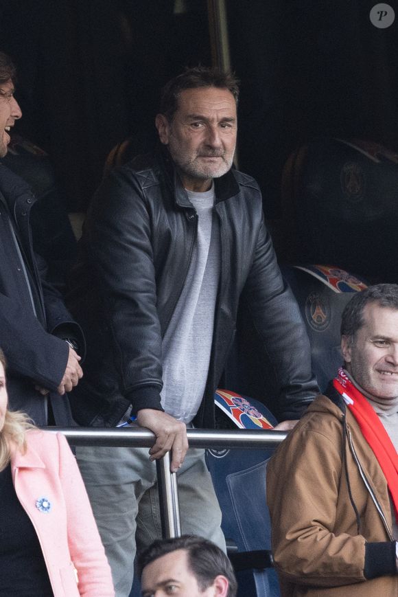 Gilles Lellouche - Célébrités dans les tribunes lors du match retour de la Ligue Des Champions 2024-2025 (LDC) "PSG - Arsenal" (2-1) au Parc des Princes à Paris le 7 mai 2025. © Cyril Moreau/Bestimage