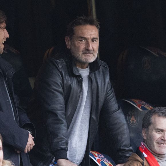 Gilles Lellouche - Célébrités dans les tribunes lors du match retour de la Ligue Des Champions 2024-2025 (LDC) "PSG - Arsenal" (2-1) au Parc des Princes à Paris le 7 mai 2025. © Cyril Moreau/Bestimage