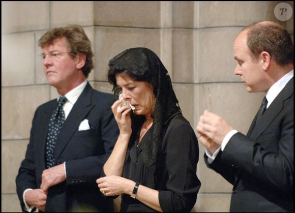 Le prince Albert II de Monaco, la princesse Caroline de Hanovre et le prince Ernst Auguste Hanovre lors de la messe commémorative du premier anniversaire de la mort de la Prince Rainier de Monaco, en 2006. POOL / BESTIMAGE
