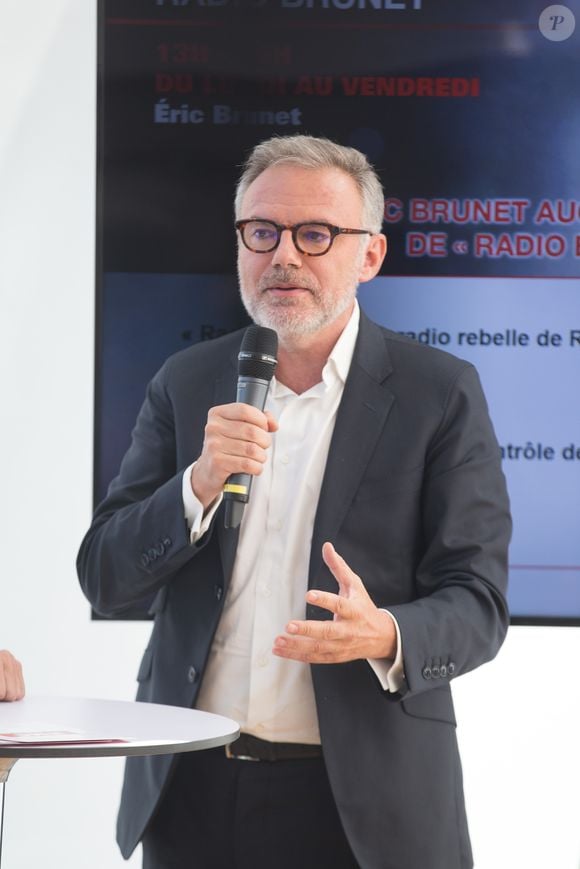 Cette nouvelle opportunité arrive par ailleurs à point nommé.

Eric Brunet - Conférence de presse de la rentrée de la station de radio RMC à la maison de l'Alsace sur les Champs-Elysées à Paris le 31 aout 2017.
